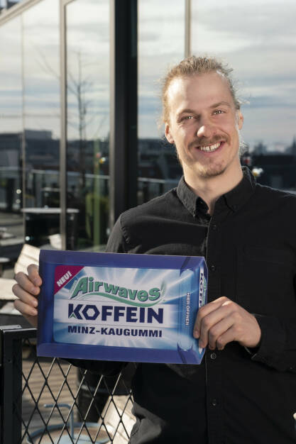 Manuel Feller und der neue Airwaves Koffein Kaugummi / Koffein-Kick fürs Saisonfinale, Fotocredit:adam GmbH Co KG, © Aussendung (08.03.2019) 