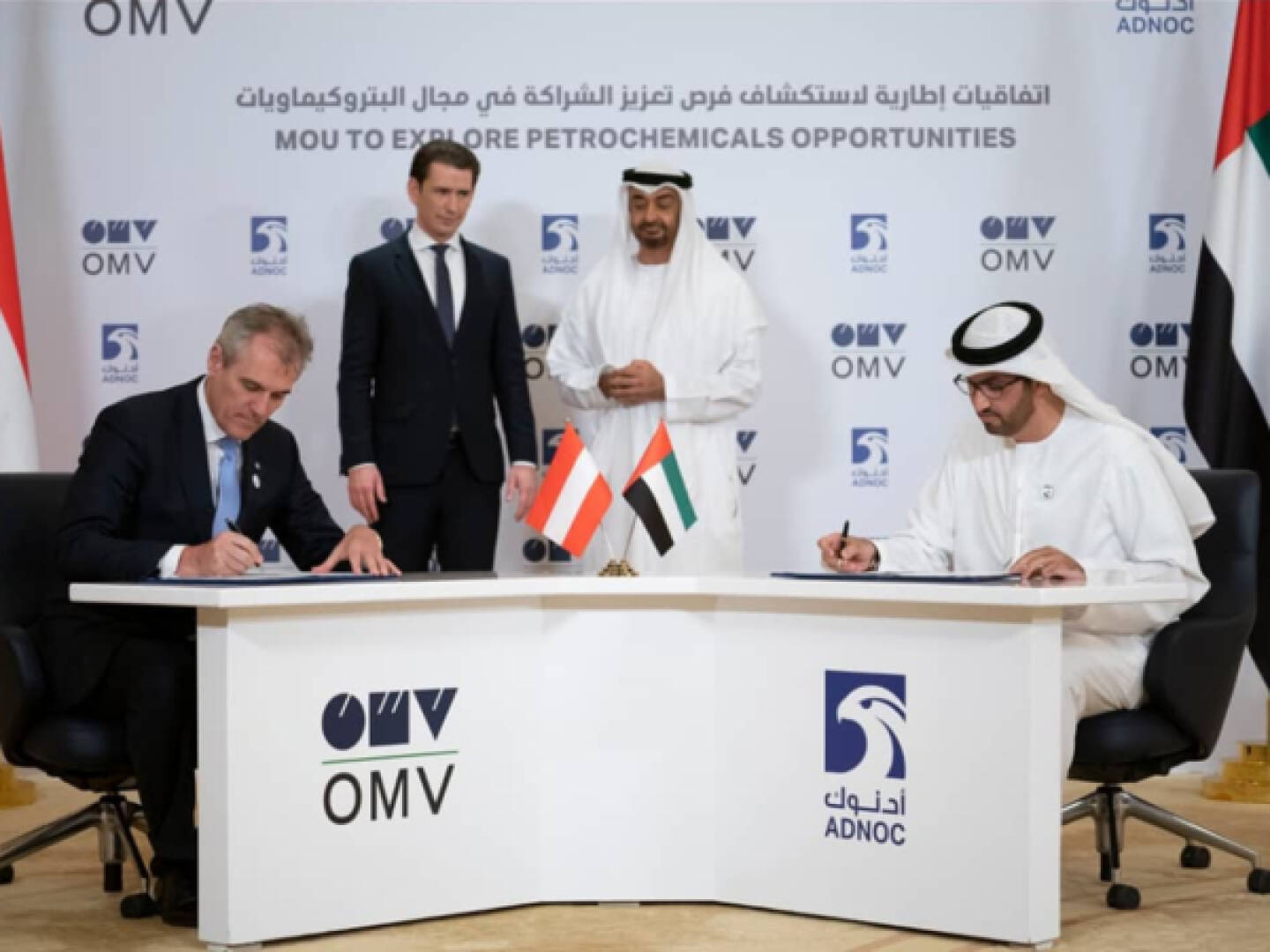 OMV: Exzellenz Dr. Sultan Ahmed Al Jaber, Staatsminister der Vereinigten Arabischen Emirate und ADNOC Vorstandsvorsitzender, sowie Rainer Seele, Vorstandsvorsitzender der OMV, unterzeichneten neue Absichtserklärungen. Die Unterzeichnung fand im Beisein Seiner Hoheit Scheich Mohammed bin Zayed Al Nahyan, Kronprinz von Abu Dhabi und Stellvertretender Oberbefehlshaber der Streitkräfte der Vereinigten Arabischen Emirate, sowie Sebastian Kurz, Bundeskanzler der Republik Österreich, statt. Credit: ADNOC