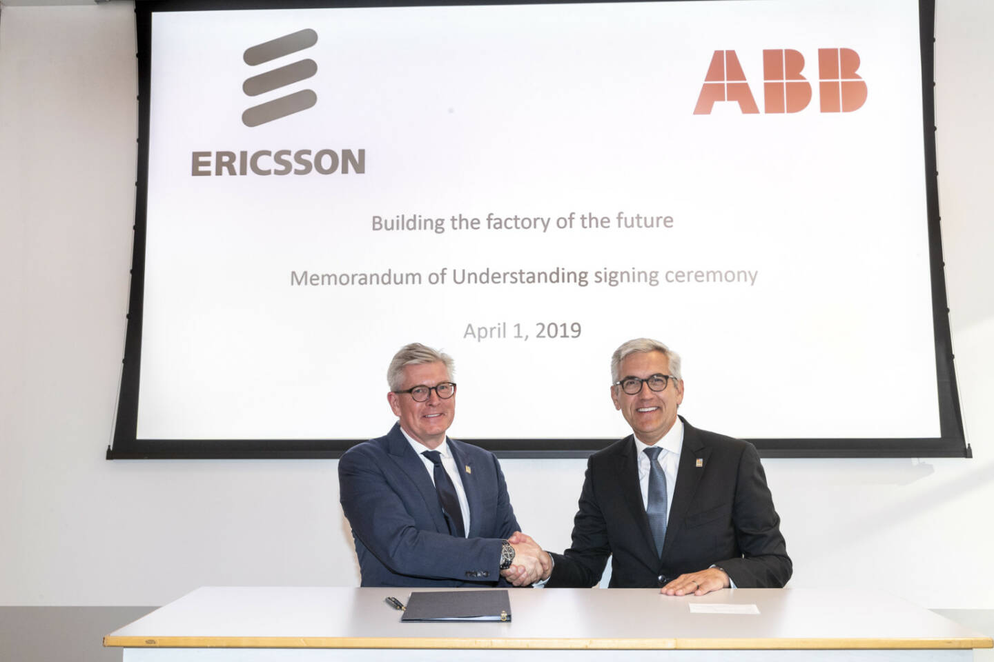 ricsson und ABB unterzeichnen auf Hannover Messe Absichtserklärung und verfolgen gemeinsam die Vision, künftig die flexible Produktion mit fortschrittlicher Automatisierung und kabelloser Kommunikation zu verbessern. V.l.n.r.: Börje Ekholm (Präsident und CEO von Ericsson) und Ulrich Spiesshofer (CEO von ABB). Credit: Ericsson