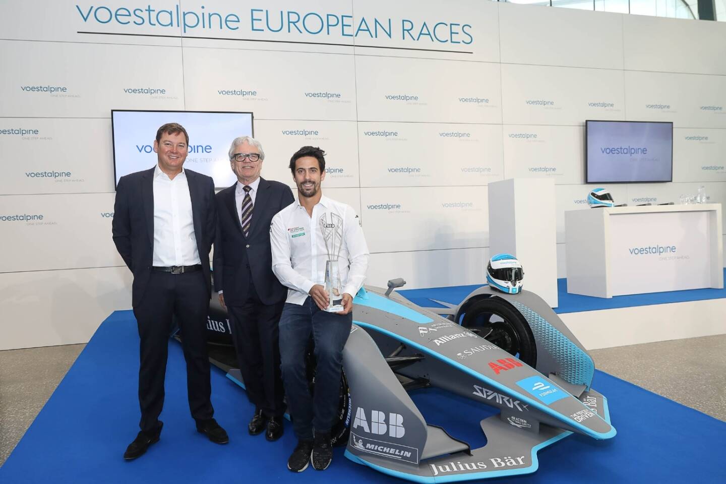 Sportdirektor Frederic Espinos, voestalpine-CEO Wolfgang Eder und Rennfahrer Lucas di Grassi stellten gemeinsam den brandneuen Siegerpokal für den besten Fahrer der „voestalpine European Races“ im Zuge der Partnerschaft mit der Formel E vor, Credit: voestalpine