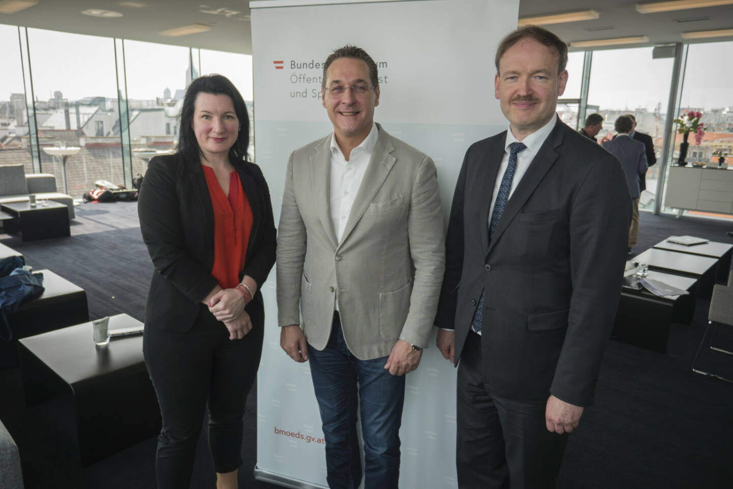 Bundesministerium für öffentlichen Dienst und Sport: Sportminister Strache: Der Wirtschaftsfaktor Sport ist um ein vielfaches größer als vermutet; Dr. Anna Kleissner, Leiterin der Arbeitsgruppe Sport & Gesellschaft der Sport Strategie Austria und stv. GF SportEconAustria Sportminister Heinz-Christian Strache Dr. Christian Helmenstein, GF SportEconAustria; Fotocredit: BMÖDS/Sassmann