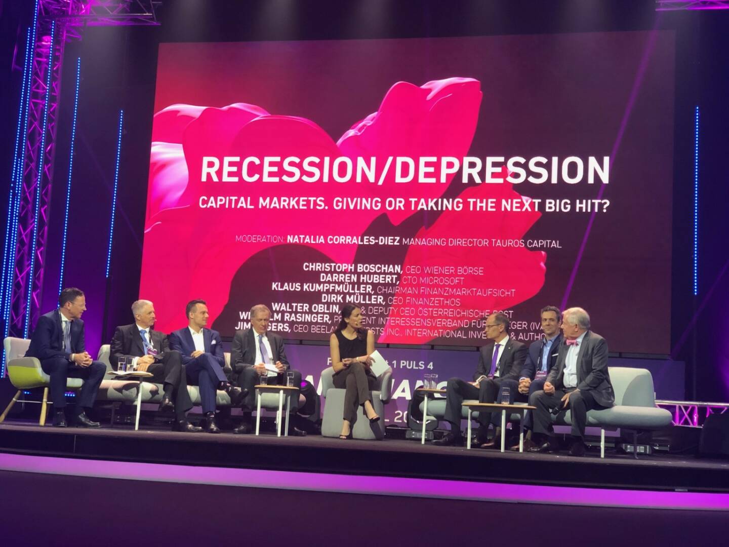 4GameChangers-Festival: Panel zum Thema Recession/Depression mit v.li. Klaus Kumpfmüller (FMA), Dirk Müller (Finanzethos), Christoph Boschan (CEO Wiener Börse), Wilhelm Rasinger (IVA), Natalia Corrales-Diez (Tauros Capital), Walter Oblin (CFO Post), Darren Hubert (Microsoft), Jim Rogers (Beeland)