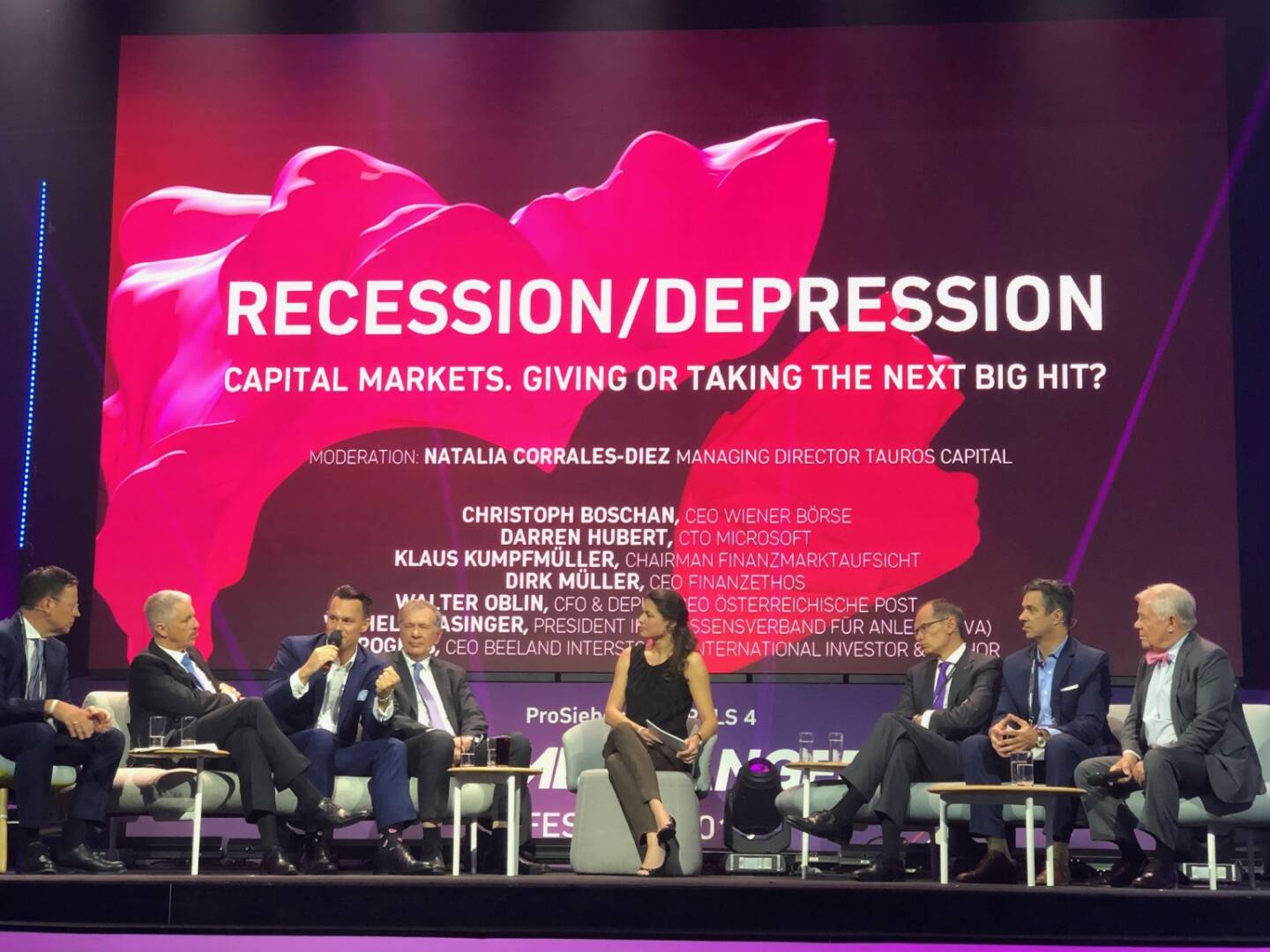 4GameChangers-Festival: Panel zum Thema Recession/Depression mit v.li. Klaus Kumpfmüller (FMA), Dirk Müller (Finanzethos), Christoph Boschan (CEO Wiener Börse), Wilhelm Rasinger (IVA), Natalia Corrales-Diez (Tauros Capital), Walter Oblin (CFO Post), Darren Hubert (Microsoft), Jim Rogers (Beeland)