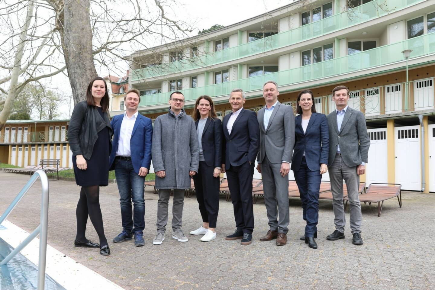 Im Thermalbad Vöslau wurden 16 neue Appartements präsentiert. Die Zwei-Zimmer-Appartements können ganzjährig als Zweitwohnsitz genutzt werden und verfügen über einen direkten Zugang zum Thermalbad Vöslau. . Die Appartements wurden unter anderem von den Vöslauer und Thermalbad Geschäftsführern Birgit Aichinger und Herbert Schlossnikl sowie Bürgermeister Christoph Prinz eröffnet. im Bild: Carina Eichberger, die Architekten Frötscher und Prader, Birgit Aichinger, Alfred Hudler, Christoph Prinz, Christiane Wenckheim, Herbert Schlossnikl (c) Kathi Schiffl