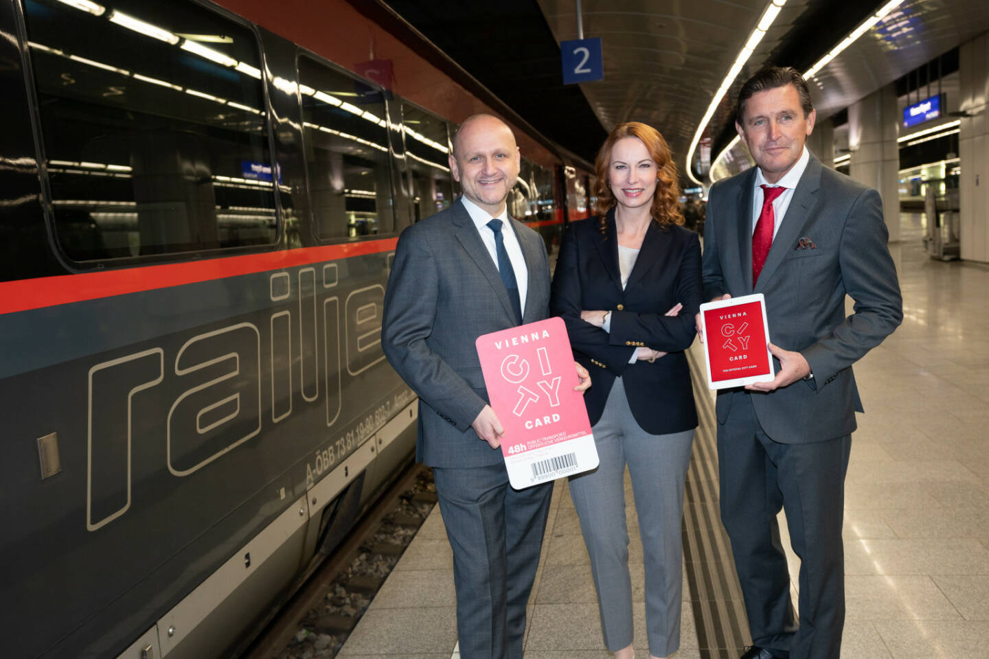 Ab sofort gibt es die Vienna City Card auch mit inkludiertem Flughafen-Transfer via ÖBB Railjet, City Airport Train (CAT), S7 und den Vienna Airport Lines. V.l.n.r.: Tourismusdirektor Norbert Kettner, Michaela Huber, Vorständin der ÖBB-Personenverkehr AG und Peter Hanke, Stadtrat für Wirtschaft, Finanzen, Digitalisierung und Internationales, Credit: Fotocredit:PID/ David Bohmann