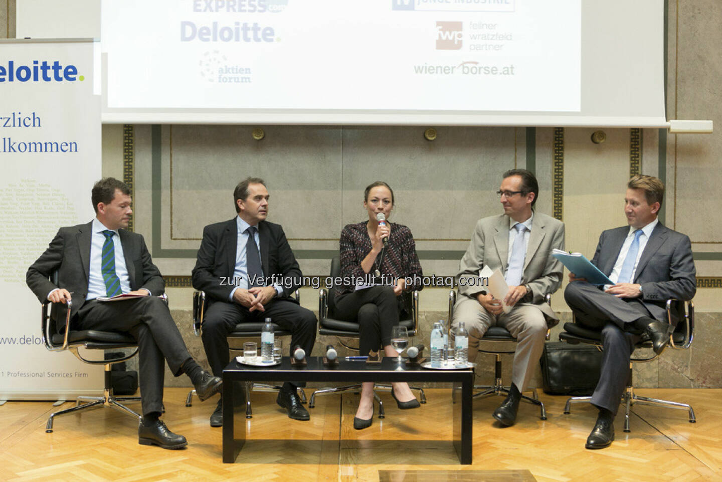 Podium (von links): Florian Kranebitter (Fellner, Wratzfeld & Partner), Wolfgang Matejka (Matejka & Partner), Ulrike Haidenthaller (Geschäftsführerin Aktienforum), Jürgen Marchart (AVCO-Geschäftsführer) und Alexander Hohendanner (Deloitte)