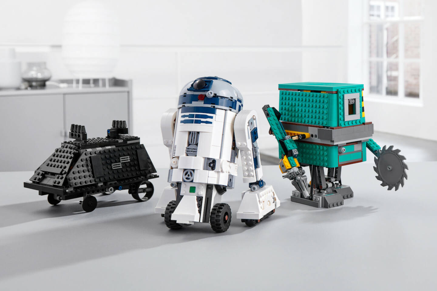 Die LEGO Gruppe präsentiert das neue LEGO Star Wars BOOST Set - erhältlich ab dem 4. Oktober 2019 in Deutschland, Österreich und der Schweiz. R2-D2, Gonk- oder Maus-Droide: Kleine und große Star Wars Fans haben bei diesem Set die Wahl, welchen der drei legendären Star Wars Droiden sie bauen und im Anschluss mit der intuitiven LEGO BOOST App und dem kinderleichten Programmierprogramm per Bluetooth-Steuerung auf Erkundungsfahrt quer durch das Wohnzimmer schicken möchten. Fotocredit:LEGO GmbH