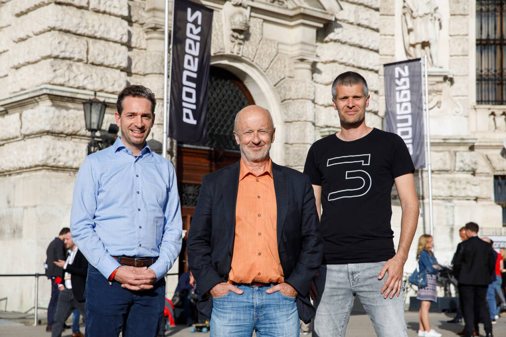 startup300 hat einen neuen Startup-Fonds angekündigt. Unter der Marke Pioneers Ventures III sollen ab Herbst Investments in Frühphasen-Startups erfolgen. Fonds-Manager soll Lucanus Polagnoli (Bild links) werden, der bis Ende des Jahres seine Tätigkeit bei Speedinvest schrittweise zurückfahren wird. Neue Wege geht man beim Management des Fonds: Das Team von Polagnoli soll neben Pioneers Ventures III auch einen weiteren, auf Investments im Gesundheitsbereich spezialisierten Fonds verwalten. Beide Fonds werden von Business Angel Hansi Hansmann (Bild Mitte) unterstützt. Bild rechst: startup300-Vorstand Michael Eisler, Credit: startup300 (10.05.2019) 