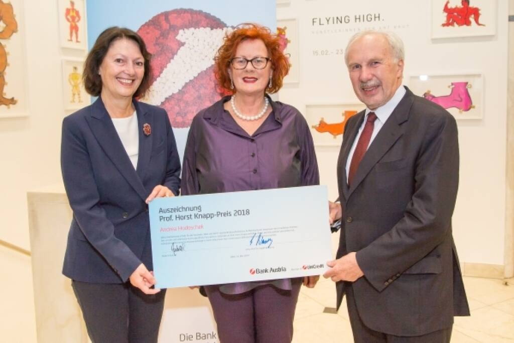 Andrea Hodoschek, „Wirtschaft von innen“-Kolumnistin der Tageszeitung Kurier, wurde am Mittwoch Abend mit dem renommierten Prof. Horst Knapp-Preis ausgezeichnet. Die Laudatio hielt der Juryvorsitzende, Nationalbank-Gouverneur Ewald Nowotny. Bild (v.li.n.re.): Doris Tomanek, langjähriges Vorstandsmitglied Human Capital der UniCredit Bank Austria, Preisträgerin Kurier-Journalistin Andrea Hodoschek und Ewald Nowotny, Gouverneur der Oesterreichischen Nationalbank. Credit: Unicredit Bank Austria, © Aussendung (16.05.2019)