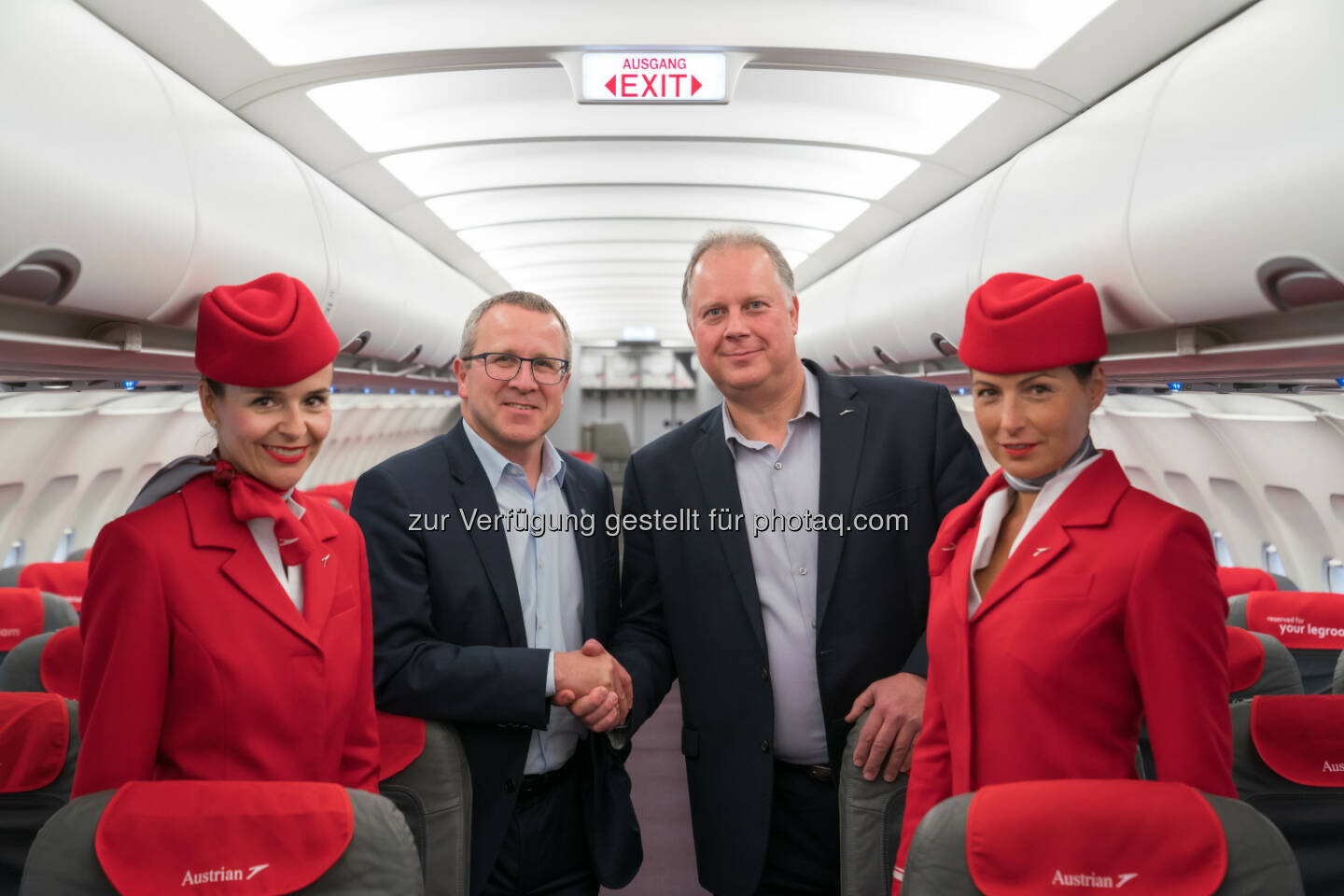 PLSU Erstinstallation bei AUA: FACC CEO Robert Machtlinger (2.v.l.) und Michael Kaye, VP Technical Operations der Austrian Airlines (2.v.r.), freuen sich über die erfolgreiche Erstinstallation des Passenger Luggage Space Upgrades in einer A320 der führenden österreichischen Fluggesellschaft. Fotorechte: © FACC/Gortana