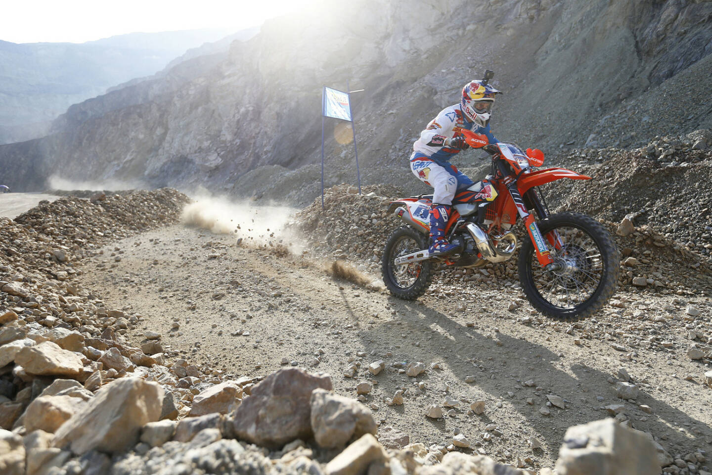 Das Erzbergrodeo mit seinem Highlight, dem Red Bull Hare Scramble, gilt nicht umsonst als das härteste Xtreme Enduro Race der Welt. Nur die 500 schnellsten der 1.500 Erzbergrodeo-Prologteilnehmer qualifizieren sich für das Highlight am Sonntag und müssen in vier Stunden Renndauer die wohl selektivste Offroad-Rennstrecke der Szene meistern. Im Bild: Jonny Walker / Red Bull Content Pool