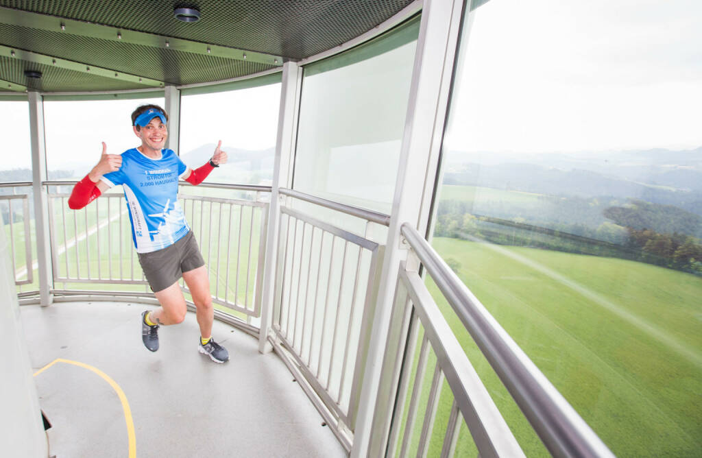 Am 19. Mai schaffte Extremsportler Rainer Predl das Unglaubliche: In der rundum verglasten Aussichtsplattform des Windrads in Lichtenegg in der Buckligen Welt lief er in 4 Stunden 21 Minuten und 37 Sekunden die volle Marathon-Distanz von 42,195 Kilometer, Credit: Astrid Knie, © Aussendung (20.05.2019) 