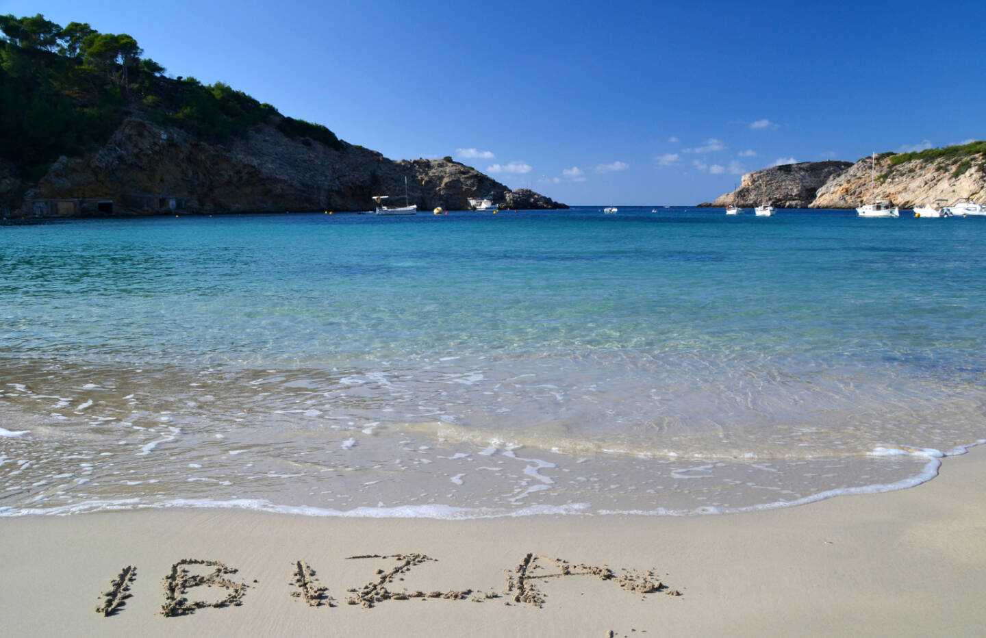 Ibiza, Strand, Meer, Urlaub - https://de.depositphotos.com/16706263/stock-photo-the-word-ibiza-written-in.html