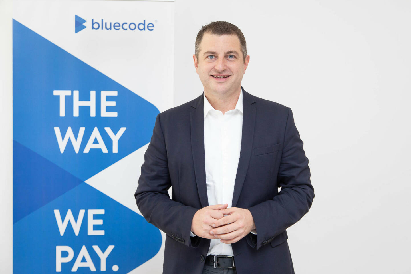 Bluecode, das in Österreich entwickelte, gesamteuropäische Mobile-Payment-System, hat vor Kurzem den Instant Payment Hackathon der Europäischen Zentralbank (EZB) gewonnen und dabei in der Jurybewertung die Smartphone-Bank N26 und den Zahlungsdienstleister Worldpay hinter sich gelassen. Aufgabe war es, innerhalb von 24 Stunden eine mobile Zahlungslösung für SEPA Instant Credit Transfers zu entwickeln, bei welcher Echtzeit-Zahlungen im europäischen Zahlungsraum (SEPA) unmittelbar auf dem Konto des Empfängers eingehen – ohne die Verzögerung eines Bankgeschäftstags. Der Wettbewerb fand im Rahmen der zweitägigen EZB-Konferenz „An innovative single market for the Euro” in Frankfurt am Main statt. Christian Pirkner, CEO Blue Code International AG; Credit: Blue Code/Tanzer