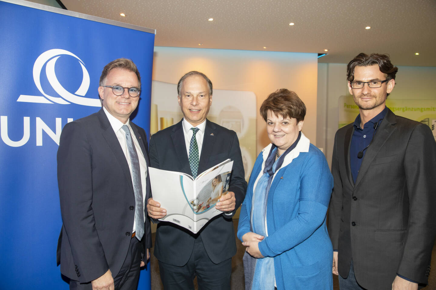 UNIQA bietet neue Lifestyle DNA-Analyse
Peter Humer (UNIQA Österreich Vorstand Vertrieb), Peter Eichler (UNIQA Österreich Vorstand Personenversicherung), Brigitte Vesely (Leiterin Krankenversicherung) und Daniel Wallerstorfer (CEO Novogenia); Foto: Kolarik Andreas