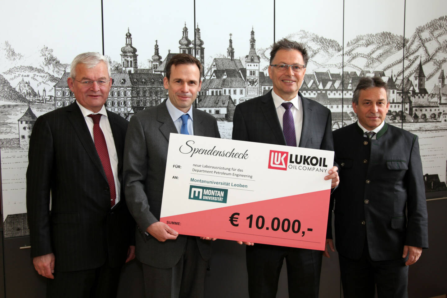 LUKOIL INTERNATIONAL GmbH: Montanuniversität Leoben: LUKOIL investiert in Forschungseinrichtung, v.l.n.r. Herbert Hofstätter (Montanuniversität Leoben), Robert Gulla (LUKOIL Holding), Rektor Wilfried Eichlseder (Montanuniversität Leoben), Michael Kouba (Montanuniversität Leoben). Copyright: Pawel Gruszkiewicz