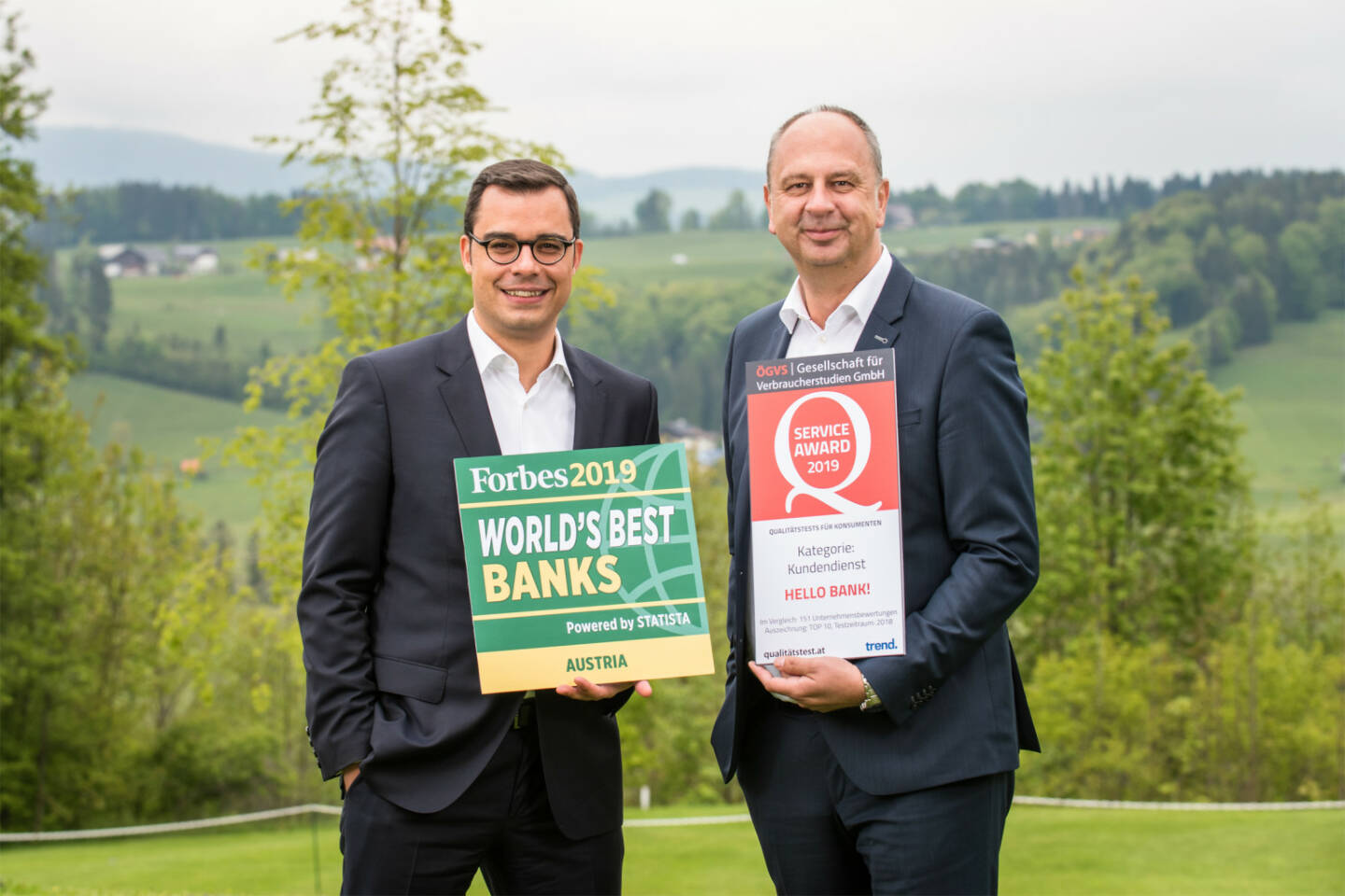 Die Hello bank! ist weiter auf Erfolgskurs. Nach dem Number One Award im Bereich Brokerage wurde der Online-Broker dieses Jahr mit zwei weiteren Auszeichnungen prämiert: Die Gesellschaft für Verbraucherstudien ÖGVS verlieh den Service Award 2019, während Forbes die Hello bank! zu einer der „World’s Best Banks 2019“ kürte. Zwei Gütesiegel für hervorragenden Kundendienst und Qualität: Robert Ulm (re.), CEO Hello bank!, und Markus Niederreiner, stv. CEO Hello bank!, freuen sich über die Auszeichnungen von ÖGVS und Forbes. Fotocredit:Hello bank!