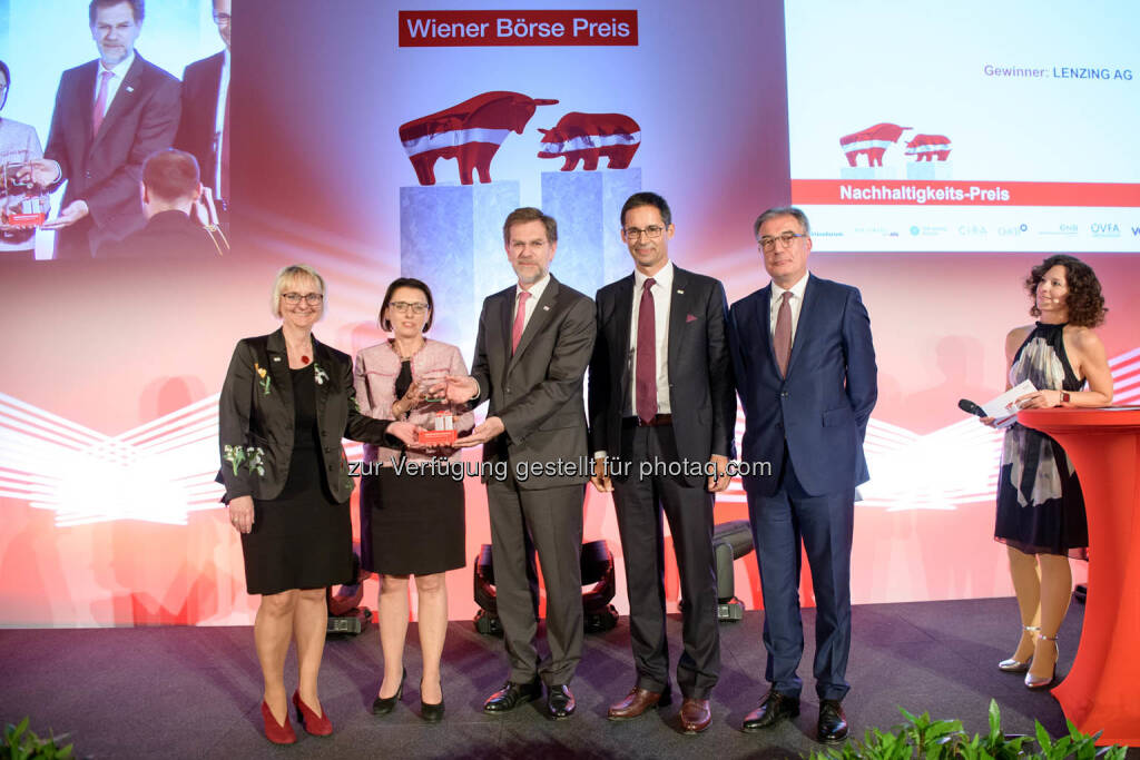 Nachhaltigkeits-Preis - Lenzing: Stephanie Kniep, Waltraud Kaserer (beide Lenzing), Andreas Zakostelsky (VBV), Friedrich Mostböck (ÖVFA), © Wiener Börse AG/APA-Fotoservice (24.05.2019) 