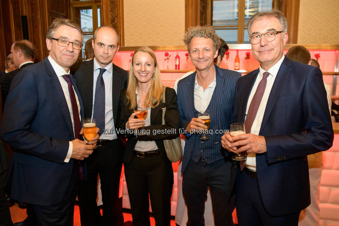 Harald Hagenauer (Post, links), Andreas Posavac (IHS Markit, 2.v.r.), Friedrich Mostböck (ÖVFA, rechts)