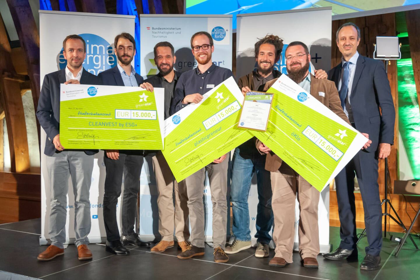 Klima- und Energiefonds: „Die Besten der Besten“: Prämierung der greenstart TOP-Start-Ups; Im Bild von links nach rechts: Christoph Wolfsegger (Klima- und Energiefonds), Thomas Ebenstein und Armand Colard (CLEANVEST), Sören Lex (Plasticpreneur), Niko Bogianzidis und Philipp Wildberger (öKlo), Jürgen Schneider (Bundesministerium für Nachhaltigkeit und Tourismus); Fotocredit:Arpad Szamosi für den Klima- und Energiefonds