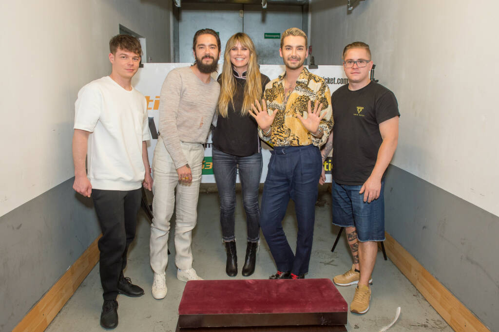 Kurzfristig kam die Zusage von Tokio Hotel, sich vor ihrem Wien-Konzert im Planet.tt im Gasometer am „tipp3 Walk of Stars“ zu verewigen. Sehr zur Überraschung des Teams war auch Superstar Heidi Klum, Verlobte von Gitarrist Tom Kaulitz, an ihrem Geburtstag in Wien mit dabei. Gut gelaunt und sehr entspannt machten sich Bill, Tom, Georg und Gustav, die seit ihrer Gründung im Jahr 2001 unverändert zusammen sind, daran, ihre Handabdrücke zu hinterlassen. Plötzlich stand auch Heidi Klum im „tipp3 Walk of Stars“-Set und filmte mit ihrem Smartphone drauf los. © tipp3 Walk of Stars/Alexander Ehn, © Aussender (03.06.2019) 