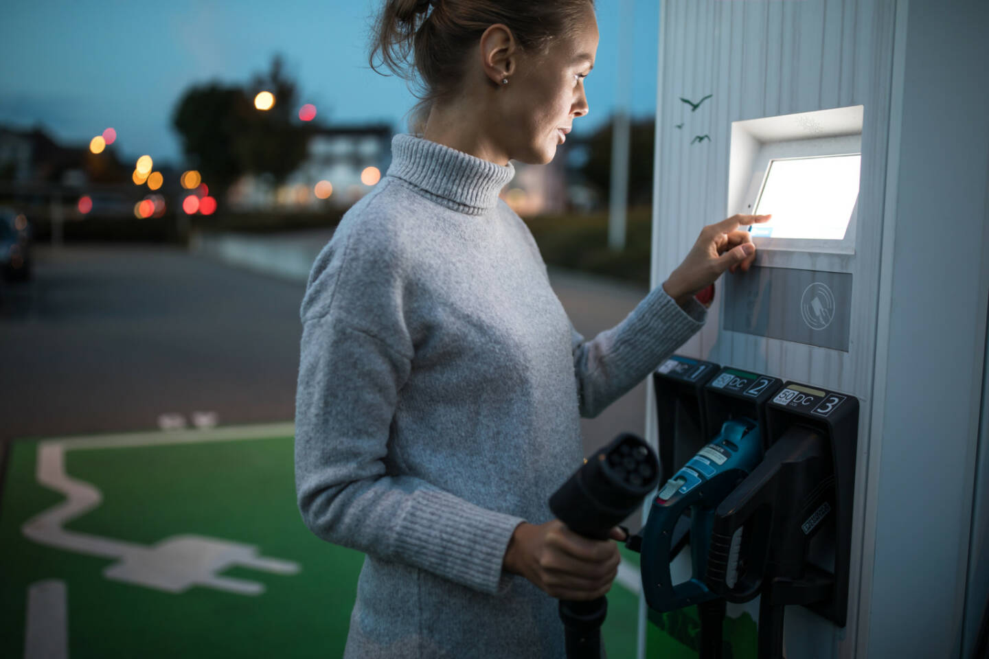 E-Auto, E-Mobilität, Auto, Laden, Strom, Tankstelle - https://de.depositphotos.com/253352584/stock-photo-young-woman-charging-an-electric.html