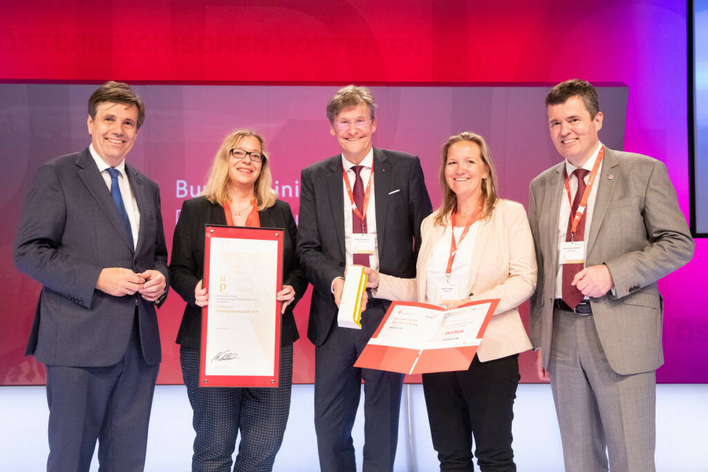 Foto 1: Abdruck honorarfrei ©Anna Rauchenberger
Die BKS Bank freut sich über den Staatspreis Unternehmensqualität.
BKS Bank gewinnt Staatspreis Unternehmensqualität; V.l.n.r.: Matthias Tschirf, Sektionschef im Ministerium für Digitalisierung und Wirtschaftsstandort, Petra Ibounig-Eixelsberger - Leitung PR & Social- Media und Mitglied QM-Zirkel der BKS Bank, BKS Bank-Vorstandsmitglied Dieter Kraßnitzer, BKS Bank-Qualitätsmanagerin Marion Jester, Franz-Peter Walder, geschäftsführender Vorstand AFQM, Member of the Board Quality Austria, EFQM
(c) www.annarauchenberger.com / Anna Rauchenberger, © Aussendung (06.06.2019) 