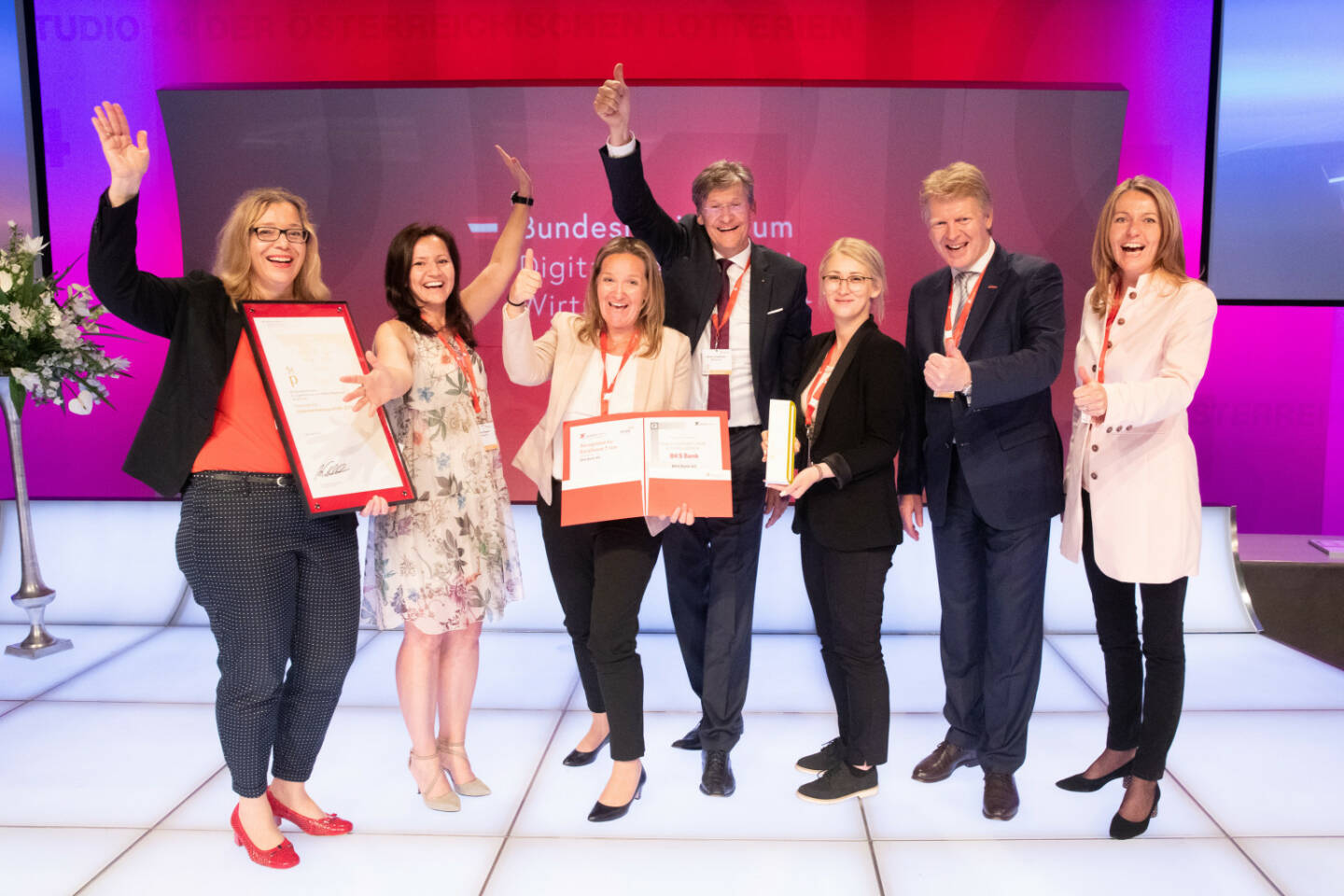 Die BKS Bank freut sich über den Staatspreis Unternehmensqualität. V.l.n.r.: Petra Ibounig-Eixelsberger - Leitung PR & Social-Media und Mitglied QM-Zirkel der BKS Bank, Heike Puntigam - Firmenkundenbetreuerin BKS Bank, BKS Bank-Qualitätsmanagerin Marion Jester, BKS Bank- Vorstandsmitglied Dieter Kraßnitzer, Manda Evic - Firmen- kundenbetreuerin BKS Bank, Manfred Geiger - Leitung Corporate Banking und Mitglied QM-Zirkel der BKS Bank, Claudia Mischensky - Geschäftsführerin IV-Kärnten, (c) www.annarauchenberger.com / Anna Rauchenberger 