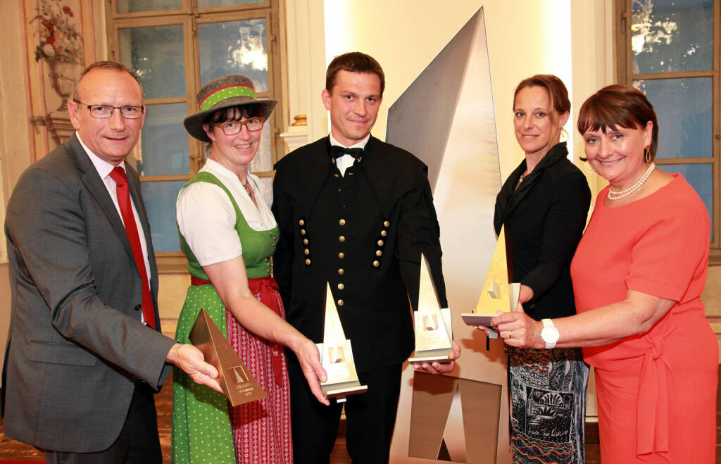 TRIGOS Steiermark-Gewinner mit Gastgeberin Herta Stockbauer: V.l.n.r.: Gerhard Ziehenberger (Vorstand Saubermacher Dienstleistungs AG), Karina Neuhold (Obfrau der Weizer Schafbauern eGen.m.b.H), Andreas Graf (technischer Leiter Breitenfeld Edelstahl AG), Dagmar Kotzmuth (Geschäftsführerin dahir GmbH), Herta Stockbauer (Gastgeberin und Vorstandsvorsitzende der BKS Bank). Sie meint: „Diese Welt unseren Kindern und Enkelkindern lebenswert zu erhalten, ist unsere wichtigste Aufgabe und somit unser größtes gemeinsames Ziel. Ich danke allen hier anwesenden Unternehmen dafür, dass sie sich dazu entschlossen haben nachhaltig zu wirtschaften. Die Besten unter Ihnen werden heute Abend mit dem TRIGOS ausgezeichnet und sollten uns allen ein Vorbild sein.“ Fotos: @Hannes Krainz, © Aussendung (06.06.2019) 