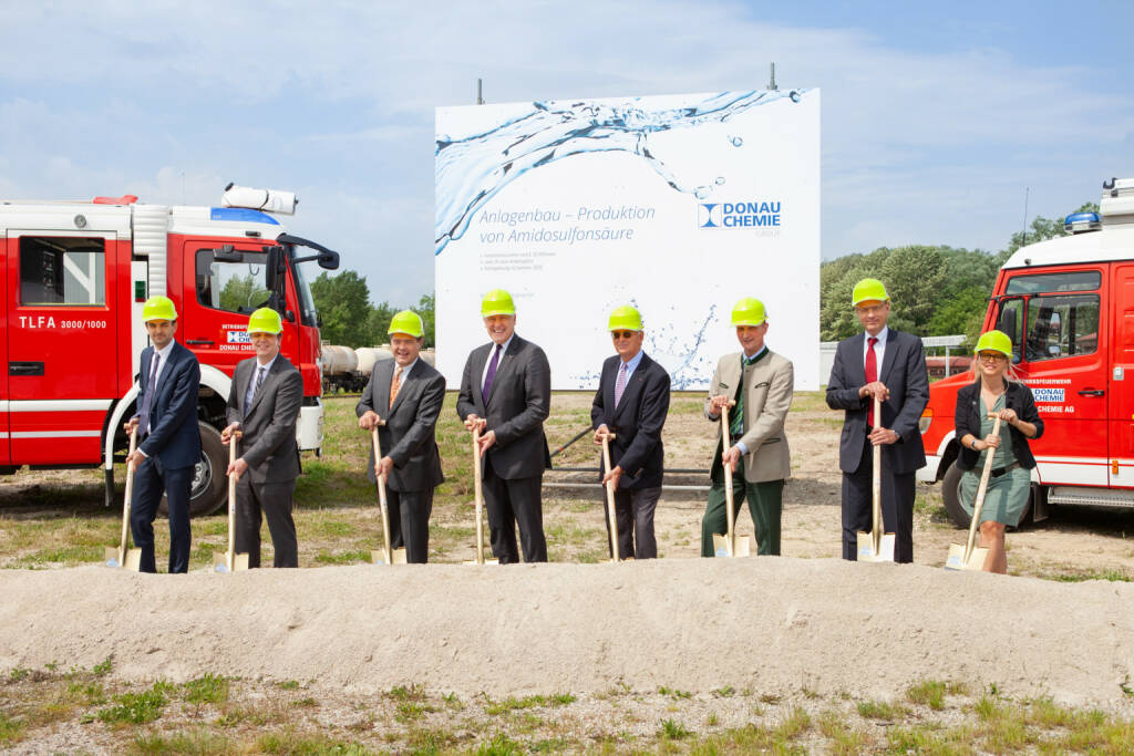 Im Industriepark Pischelsdorf fand im Beisein von Landesrat Martin Eichtinger und Donau Chemie Eigentümer Alain de Krassny die Spatenstichfeier für Europas erste Amidosulfonsäure-Produktionsanlage statt. Es werden rund 20 Millionen Euro investiert. Mathieu de Krassny, GF Donauchem GmbH, Alexander Liska, Werksleiter Donau Chemie AG, James Schober, Vorstandsvorsitzender Donau Chemie AG, LR Martin Eichtinger, Alain de Krassny, Aufsichtsratsvorsitzender Donau Chemie AG, BH Andreas Riemer, Bezirkshauptmann Tulln, Richard Fruhwürth, Vorstand Donau Chemie AG, BGM Marion Török, Bürgermeisterin Zwentendorf/Donau; Credit: DC/Tomsich, © Aussendung (07.06.2019) 