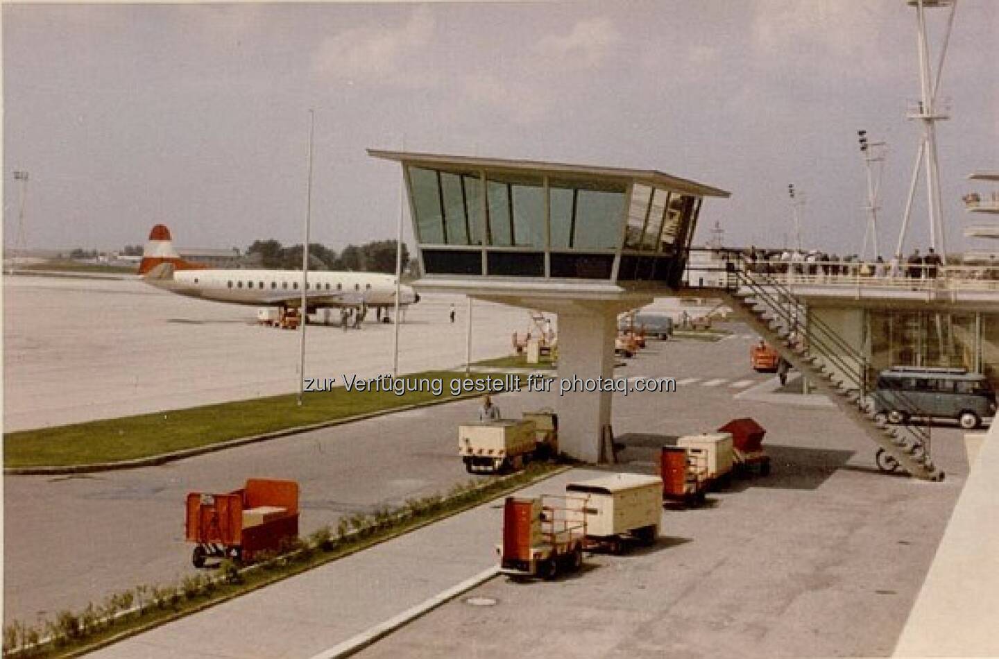 Schon gewusst? Bis in die 80er Jahre gab es am Flughafen Wien zusätzlich zum Tower auch noch den sogenannten kleinen Vorfeldturm. Bis Inbetriebnahme Pier Ost erfolgte dort die Gatevergabe und Gatesteuerung, mit dem Pier Ost wurden diese Aufgaben von Movement Control übernommen.

#vintageairport #vintagevienna  Source: http://facebook.com/flughafenwien