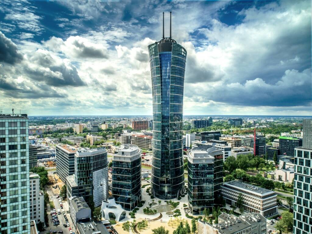 Die IMMOFINANZ erwirbt das Warschauer Bürohochhaus Warsaw Spire Tower im Zuge eines Ankaufs der objekthaltenden Gesellschaften. Der rund 220 Meter hohe Tower weist eine gesamte vermietbare Fläche von rund 71.600 m² auf, wobei rund 65.000 m² auf Büroflächen entfallen und die weiteren Flächen überwiegend auf Einzelhandel. Credit: Immofinanz (13.06.2019) 