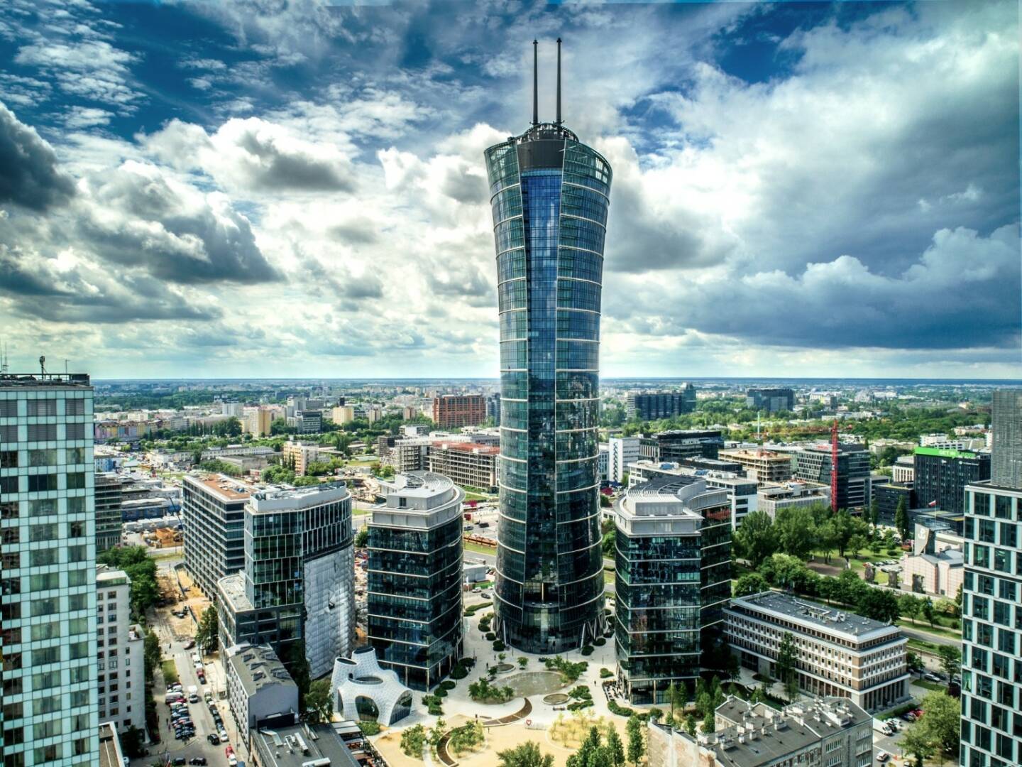 Die IMMOFINANZ erwirbt das Warschauer Bürohochhaus Warsaw Spire Tower im Zuge eines Ankaufs der objekthaltenden Gesellschaften. Der rund 220 Meter hohe Tower weist eine gesamte vermietbare Fläche von rund 71.600 m² auf, wobei rund 65.000 m² auf Büroflächen entfallen und die weiteren Flächen überwiegend auf Einzelhandel. Credit: Immofinanz