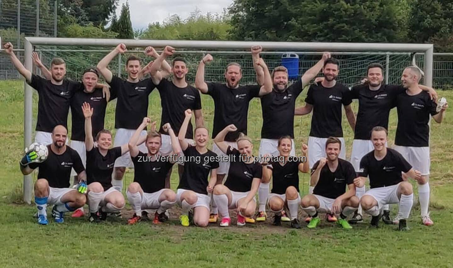 Vom Erfolg der Eintracht Frankfurt motiviert, erkämpfte sich heute unser WE ARE ONE Team beim AFC Architektenfussballcup einen mehr als respektablen 5. Platz. Congrats, Leute: YOU ARE ONE GOOD FOOTBALL TEAM. www.one-good-idea.de FRANKFURT.de  Source: http://facebook.com/caimmobilien