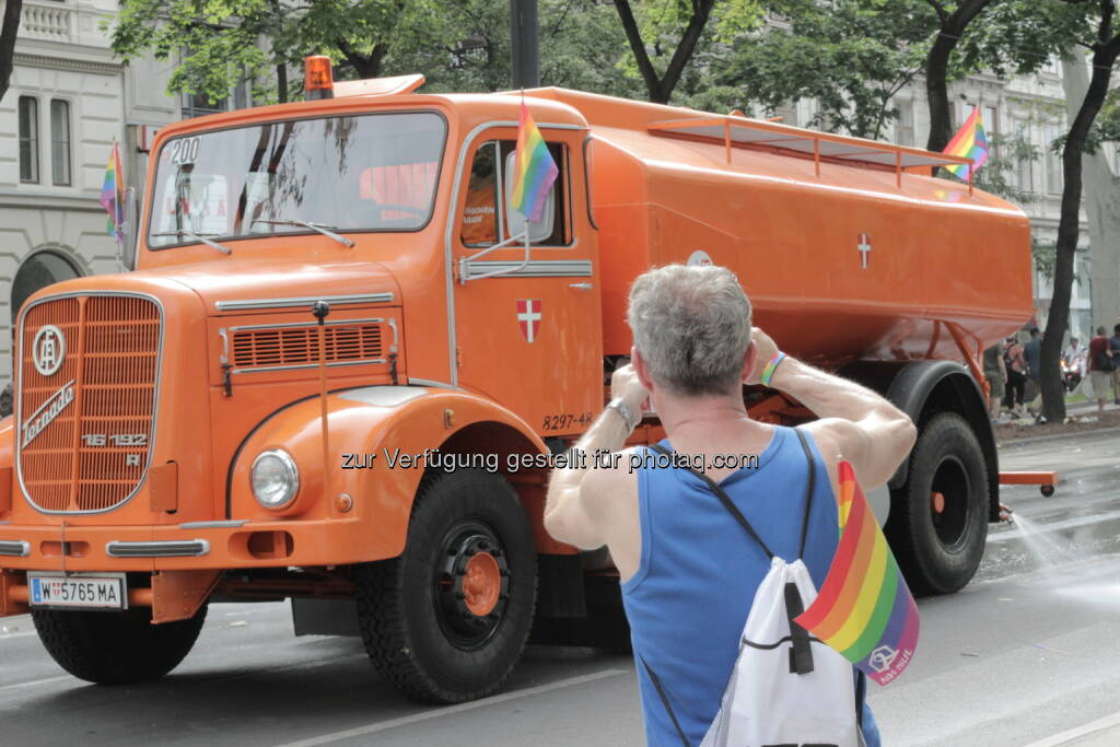 Fast 50jähriger ÖAF-Tornado in Orange, ÖAF ist nun MAN, gehört zu Volkswagen. Lkw ist offenbar immer noch im Einsatz. Regenbogenparade Wien 15.6.19 (16.06.2019) 