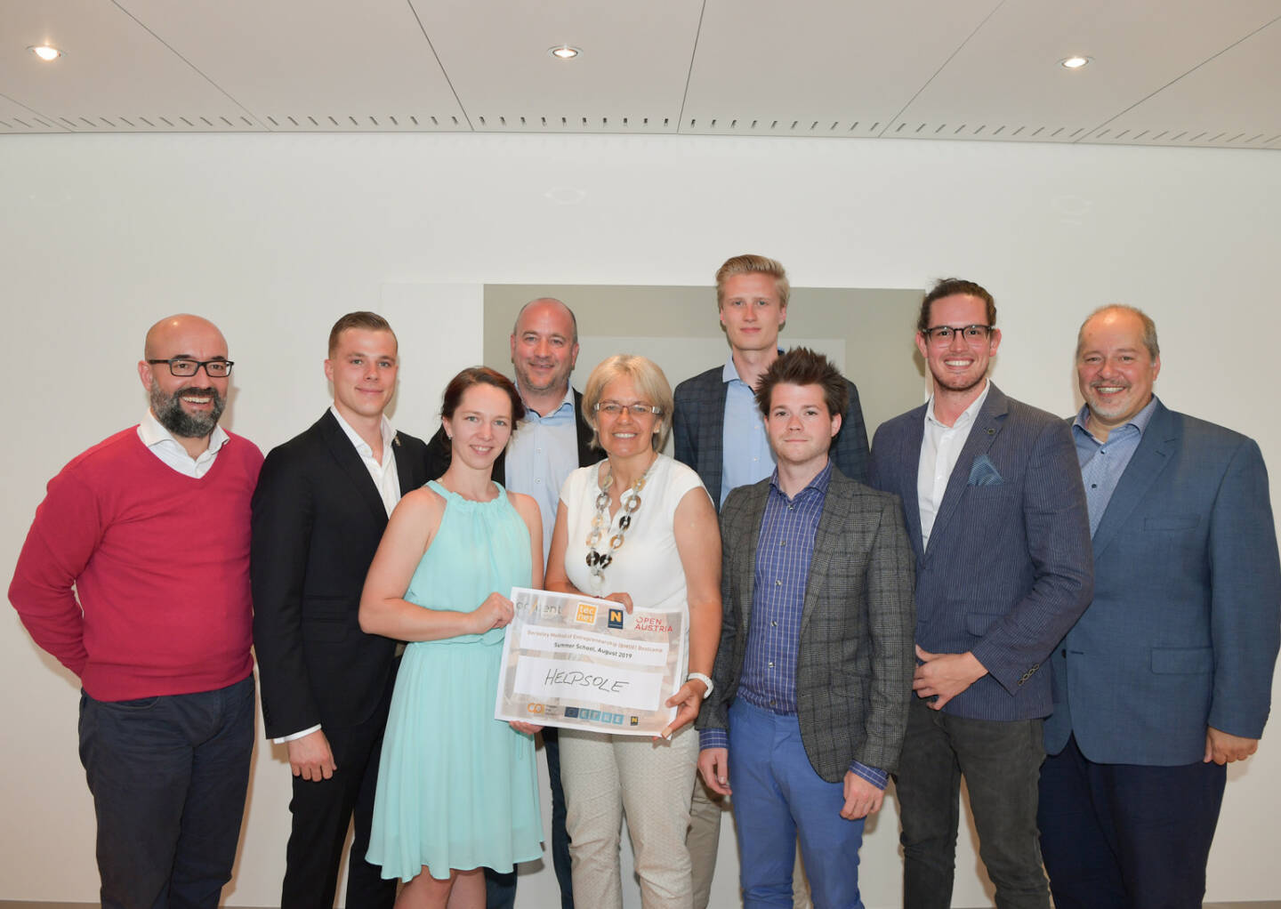 Die vier Gründer des Startups Helpsole von der FH Wiener Neustadt haben mit ihrer revolutionären Entwicklung, eine impulsgebende Einlage mit Vibrationsmodus für Parkinsonkranke, die Jury überzeugt und dürfen im August an der renommierten Berkeley Summer School teilnehmen. Im Bild: Technologielandesrätin Petra Bohuslav sowie accent Geschäftsführer Michael Moll, CPI Koordinator Peiman Zamani und Leiter des Startup Centers der FH Wr. Neustadt Thomas Wally und Vorjahressieger Simon Hasenauer (Warrify) gratulieren dem Team Helpsole zum Sieg. Credit: NLK Pffeiffer