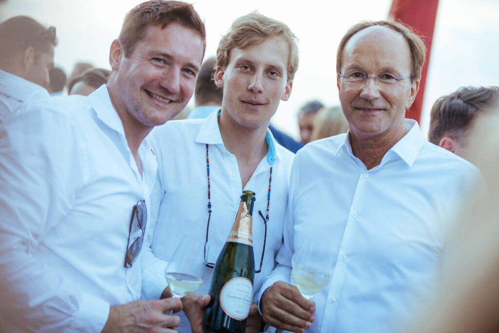 UrbanIn, Laurent-Perrier und John Harris starteten Mittwochabend mit der Business-Community im „Freiluft“ im Hochhaus Herrengasse in die Sommersaison. im Bild: Agenturchef Josef Mantl (JMC), Johannes Kattus (Sektkellerei Kattus), Ernst Minar (John Harris) © JMC/Sergiu Andres (20.06.2019) 