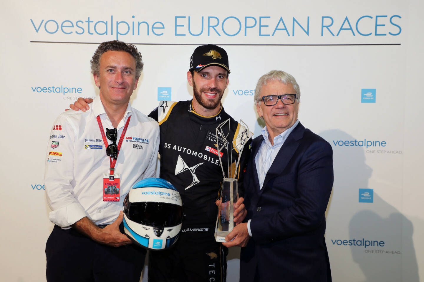 voestalpine Formel E: Vergne gewinnt den Swiss E-Prix und die „voestalpine European Races“ Trophäe - Alejandro Agag (CEO Formel E), Jean- Eric Vergne (Team DS Techeetah, Gewinner der voestalpine European Races), Wolfgang Eder (CEO voestalpine AG); Credit: voestalpine