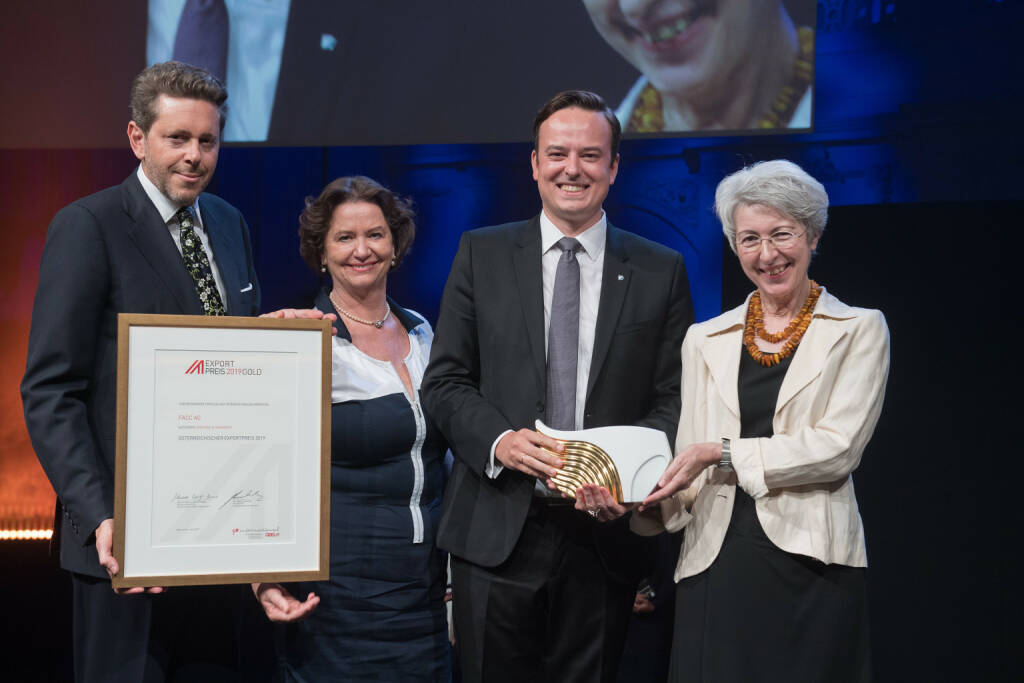 FACC gewinnt Exportpreis in Gold: WKO-Präsident Harald Mahrer (l.), Renate Scheichelbauer-Schuster, Obfrau der Bundessparte Gewerbe und Handwerk der WKO (2.v.l.) und Elisabeth Udolf-Strobl, Bundesministerin für Digitalisierung und Wirtschaftsstandort (r.) überreichen die Trophäe an Andreas Perotti, Director Marketing & Communications von FACC (2.v.r.). Fotorechte: © Frank Helmrich/Außenwirtschaft Austria, © Aussendung (25.06.2019) 