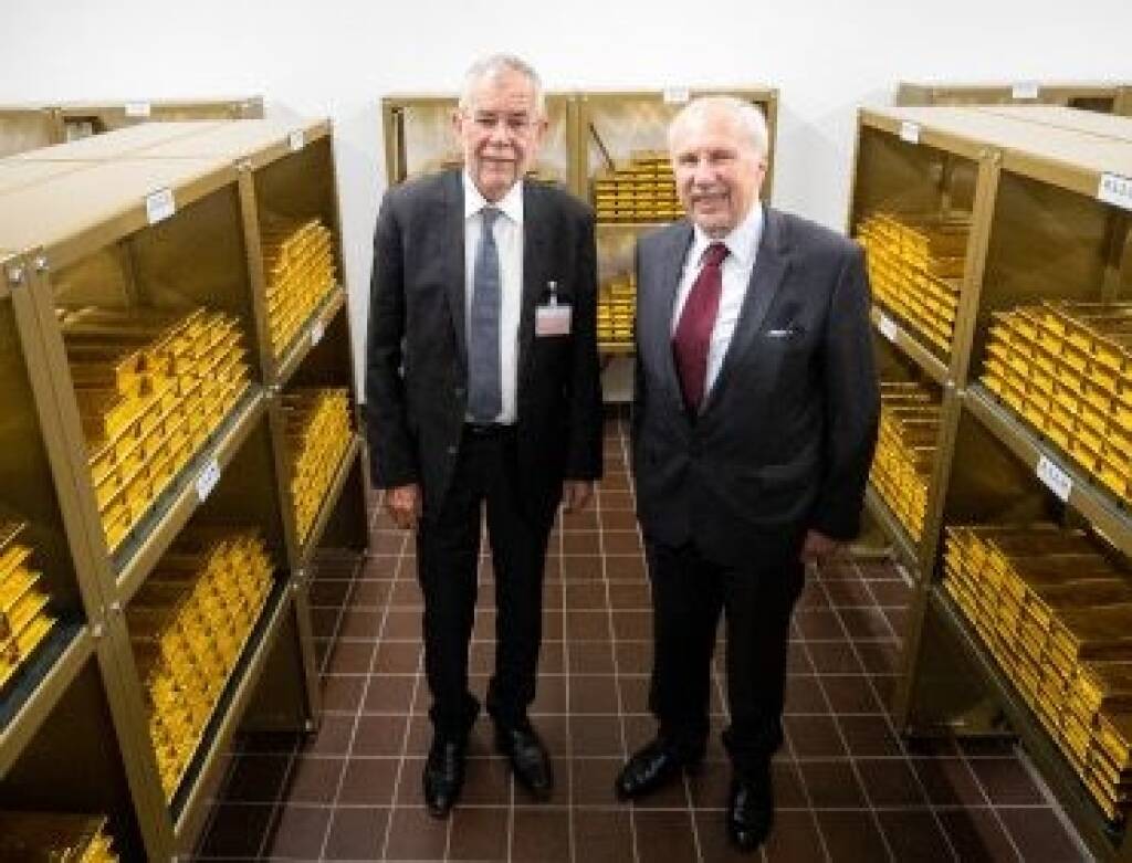 Bundespräsident Alexander Van der Bellen stattete der Oesterreichischen Nationalbank (OeNB) Dienstagvormittag einen Arbeitsbesuch ab. Im Zentrum der Gespräche mit Gouverneur Ewald Nowotny standen die wirtschaftlichen Entwicklungen in Österreich und im Euroraum. Gemeinsam mit dem Präsidium des OeNB-Generalrats wurde auch der im Tresor der OeNB gelagerte Teil der österreichischen Goldreserven besichtigt. © OeNB/L. Niesner (25.06.2019) 