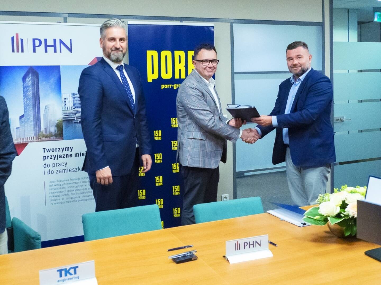 PORR erhält Zuschlag für SKYSAWA Hochbau-Projekt in Warschau - beim Signing von links: Tomasz Górnicki (PHN Vice President), Marcin Mazurek (PHN CEO) und Piotr Kledzik (PORR S.A. CEO), Credit: Porr