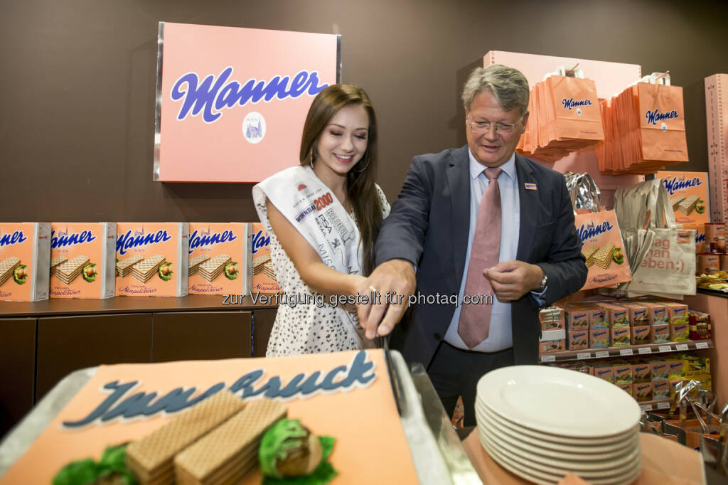 Josef Manner u. Comp. AG: Erster Manner Shop in Tirol, zusammen mit der amtierenden Miss Tirol, Stefanie Mauracher schnitt Manner Vorstand Dr. Hans Peter Andres die Manner Torte mit dem passenden Schriftzug „Innsbruck mag man eben“ an. Credit: Manner, © Aussender (04.07.2019) 