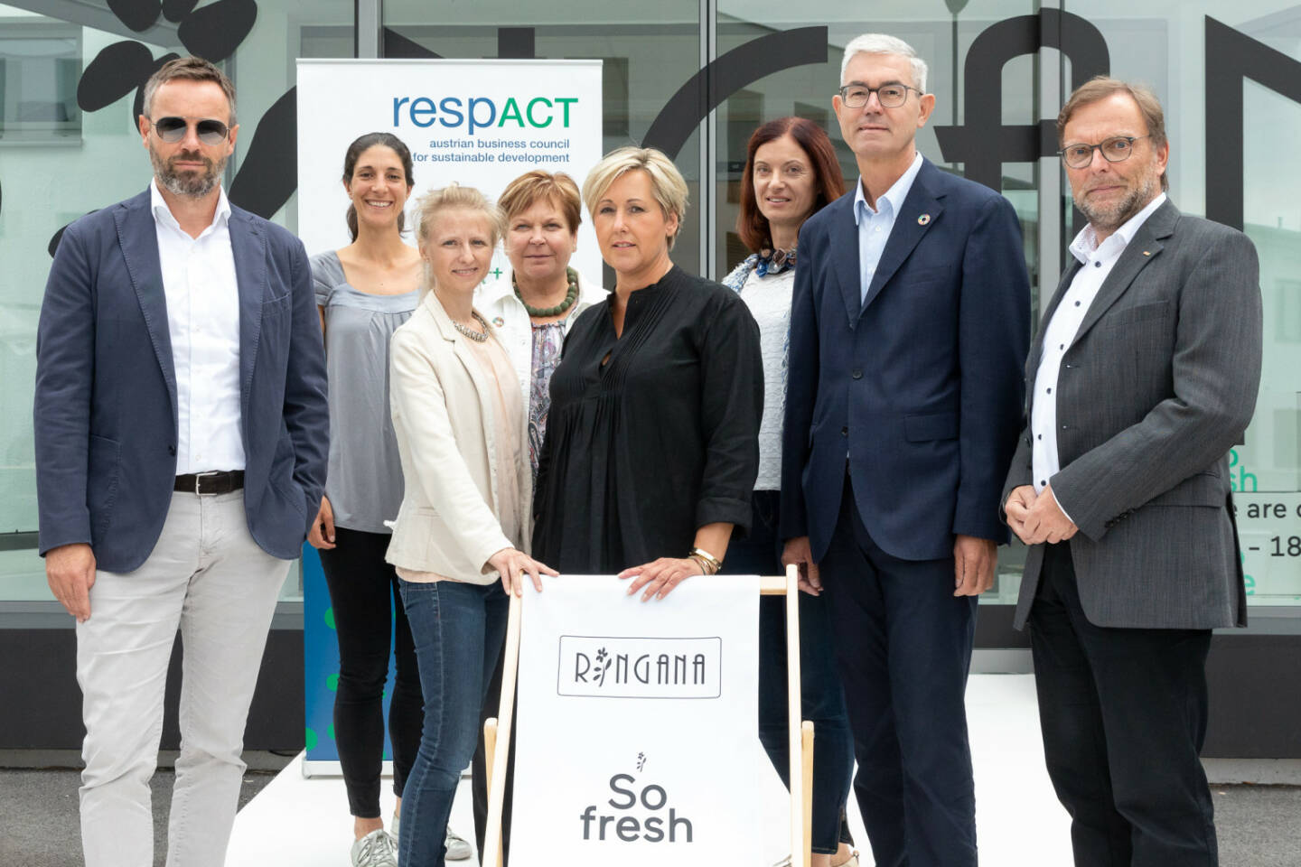 respACT - austrian business council for sustainable development: respACT-Unternehmertreff bei RINGANA zeigt Ideenreichtum nachhaltiger Wirtschaft, v.l.n.r. Andreas Wilfinger (RINGANA), Malina Lovrek (respACT), Katharina Huber (IV Steiermark), Gudrun Walter (Land Steiermark), Ulla Wannemacher (RINGANA), Silke Leichtfried (Land Steiermark), Peter Giffinger (respACT und Saint-Gobain Austria), Leopold Strobl (WK Steiermark); Fotocredit:HARRY SCHIFFER PHOTODESIGN