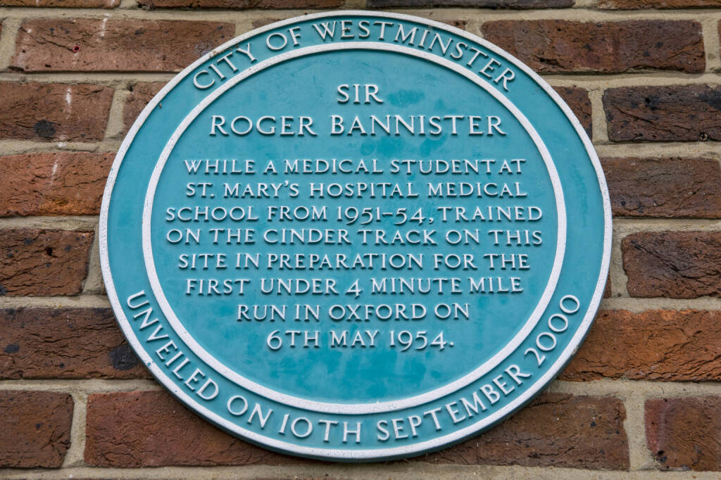 Tafel bei, Paddington Recreation Ground in London, markiert den Ort, wo Sir Roger Bannister als Vobereitung auf den ersten sub 4 Meilen Lauf trainiert hatte - https://de.depositphotos.com/143514045/stock-photo-sir-roger-bannister-plaque-in.html, © <a href=