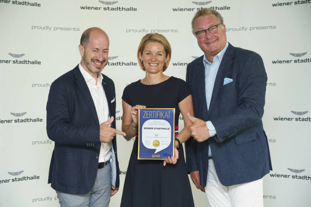 Wiener Stadthalle: Wiener Stadthalle erneut mit renommiertem „Marken-Oscar“ ausgezeichnet; Superbrands CE András Wiszkidenszky, Wiener Stadthalle Leitung Corporate Communications Magdalena Hankus, Wiener Stadthalle Geschäftsführer Wolfgang Fischer; Credit: Bildagentur Zolles KG, © Aussendung (16.07.2019) 