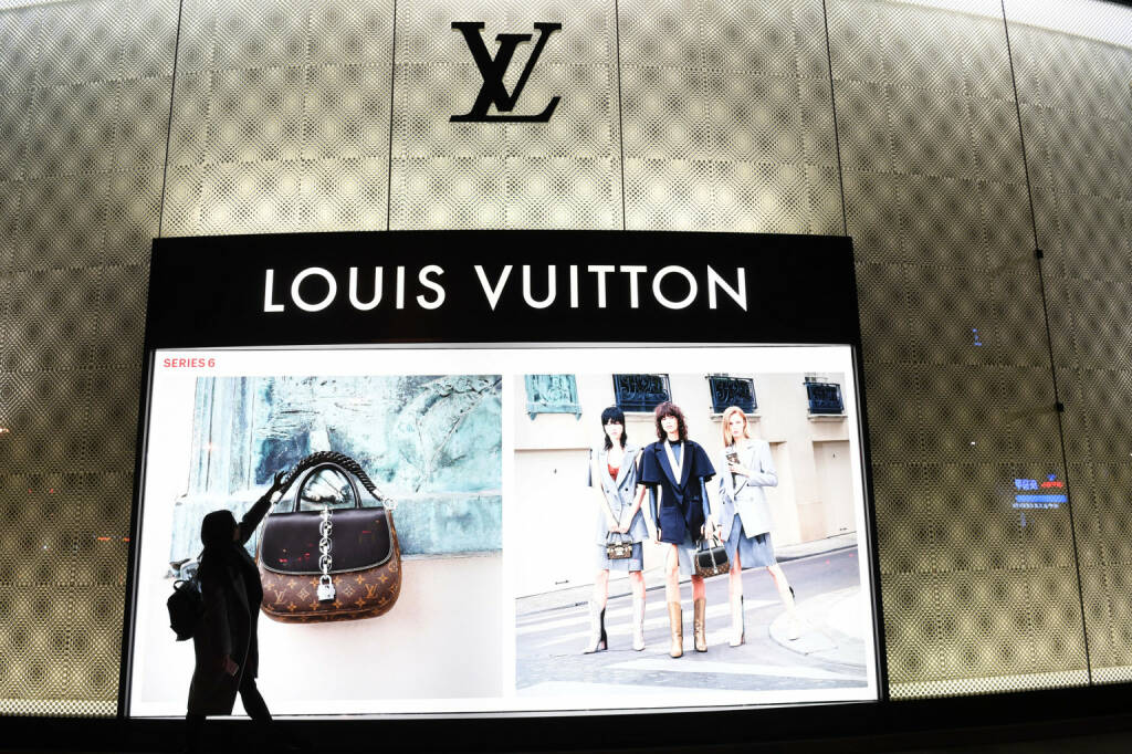 Louis Vuitton (LV) Shop, Yves Saint Laurent LVMH https://de.depositphotos.com/236193814/stock-photo-customer-walks-louis-vuitton-store.html, © <a href=