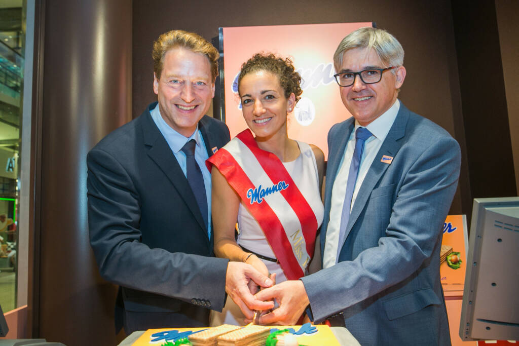 Josef Manner u. Comp. AG: Manner Shop im Murpark Pre-Opening Event, vlnr Mathias Walser, Verkaufsdirektor Manner, amtierende Miss Bonbon Judith Steindl mit Manner Vorstand Thomas Gratzer; Fotocredit:Sabine Hoffmann (19.07.2019) 