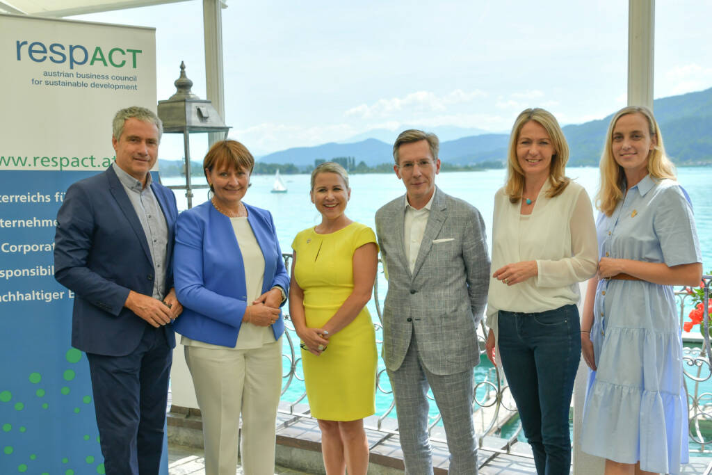 respACT - austrian business council for sustainable development: EU-Kreislaufwirtschaftspaket verlangt Umdenken in Österreich; Der Business Lunch in Kärnten versammelte im exklusiven Kreis auf Führungsebene rund 25 BesucherInnen im Hotel Schloss Seefels. Die respACT-Veranstaltung wurde von der BKS Bank, der IV Kärnten, der WK Kärnten, sowie vom Bundesministerium für Nachhaltigkeit und Tourismus gefördert.; v.l.n.r. Gerhard Genser (Leiter Wirtschaftspolitik der Wirtschaftskammer Kärnten), Herta Stockbauer (Vorstandsvorsitzende BKS Bank und respACT-Vizepräsidentin), Ursula Simacek (Geschäftsleitung der SIMACEK Facility Management Group und respACT-Landeskoordinatorin Wien), Christoph Scharff (Vorstandsprecher der Altstoff Recycling Austria AG und Vorsitzender der Circular Economy Coalition for Europe), Claudia Mischensky (Geschäftsführung Industriellenvereinigung Kärnten), Daniela Knieling (Geschäftsführung respACT); Credit: elffotografie (19.07.2019) 