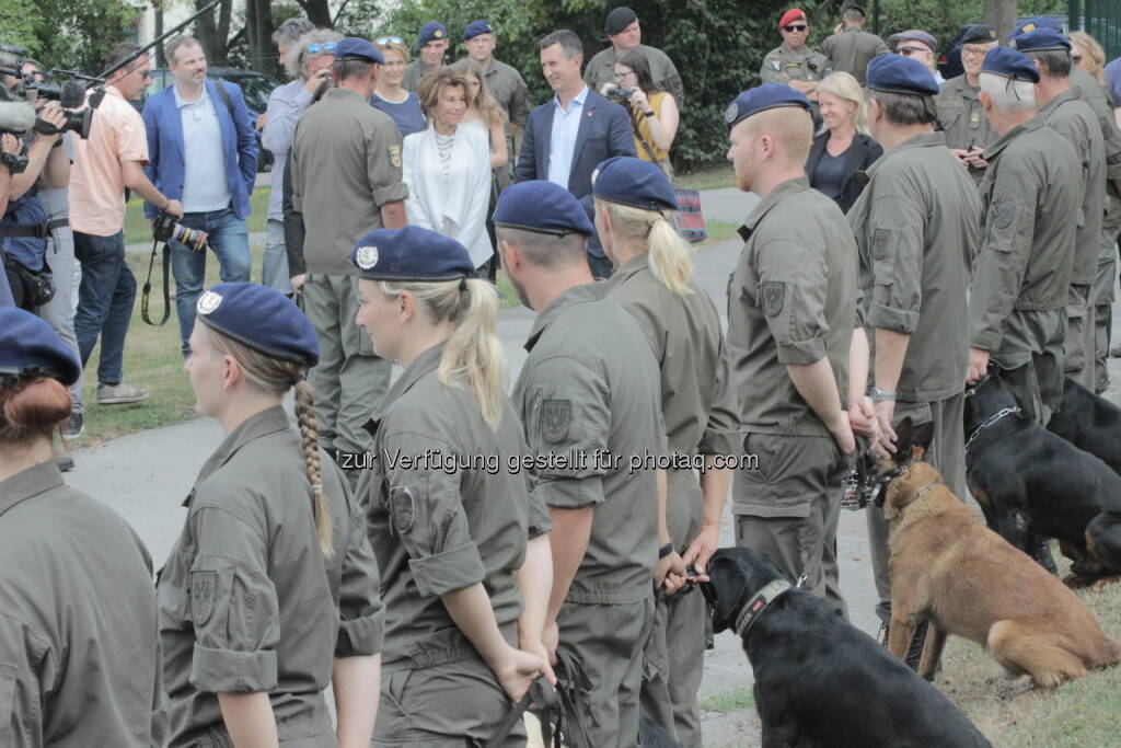 Bundeskanzlerin in Kaisersteinbruch, 29.7.19. Gut 50% der Hundeführer hier sind weiblich, schätze ich. (29.07.2019) 
