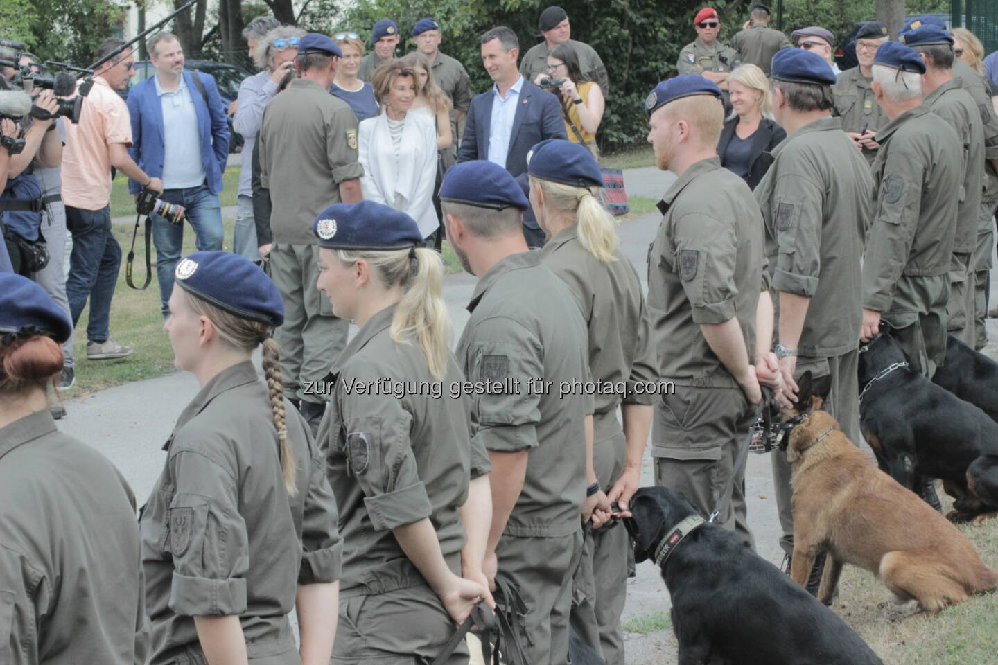 Bundeskanzlerin in Kaisersteinbruch, 29.7.19. Gut 50% der Hundeführer hier sind weiblich, schätze ich.